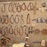Oltre ai bracciali Mino crea anche tutta una serie di altre opere che richiamano la tradizione bitettese